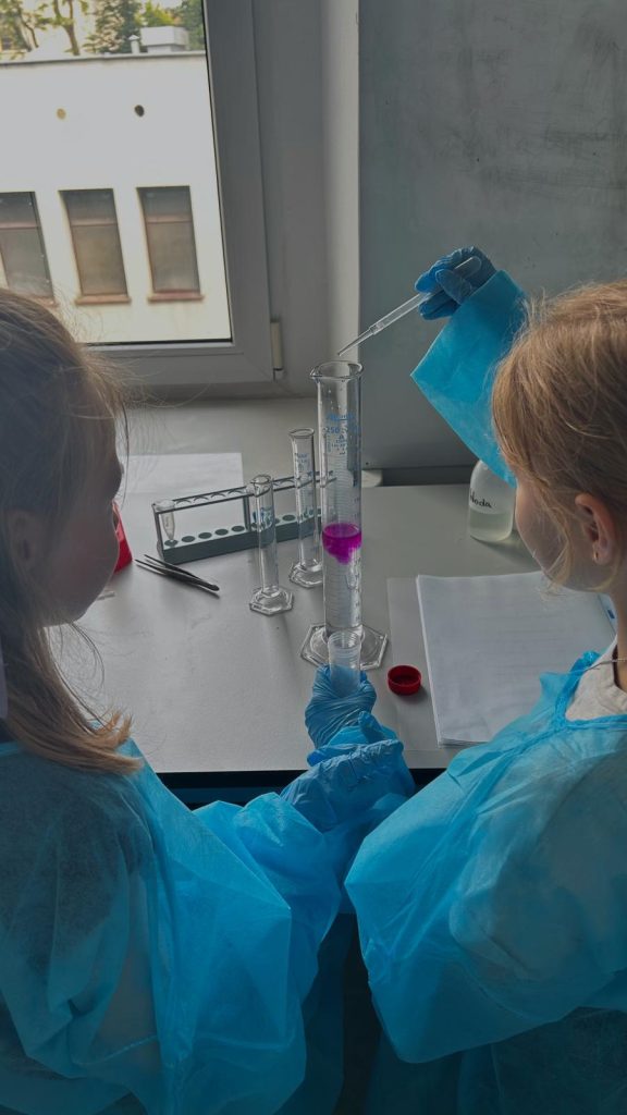 Dzień Dziecka w Akademii Czochralskiego – chemia w praktyce